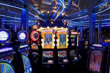 setia888 Sic Bo Dadu live dealer rolling three dice in transparent cage